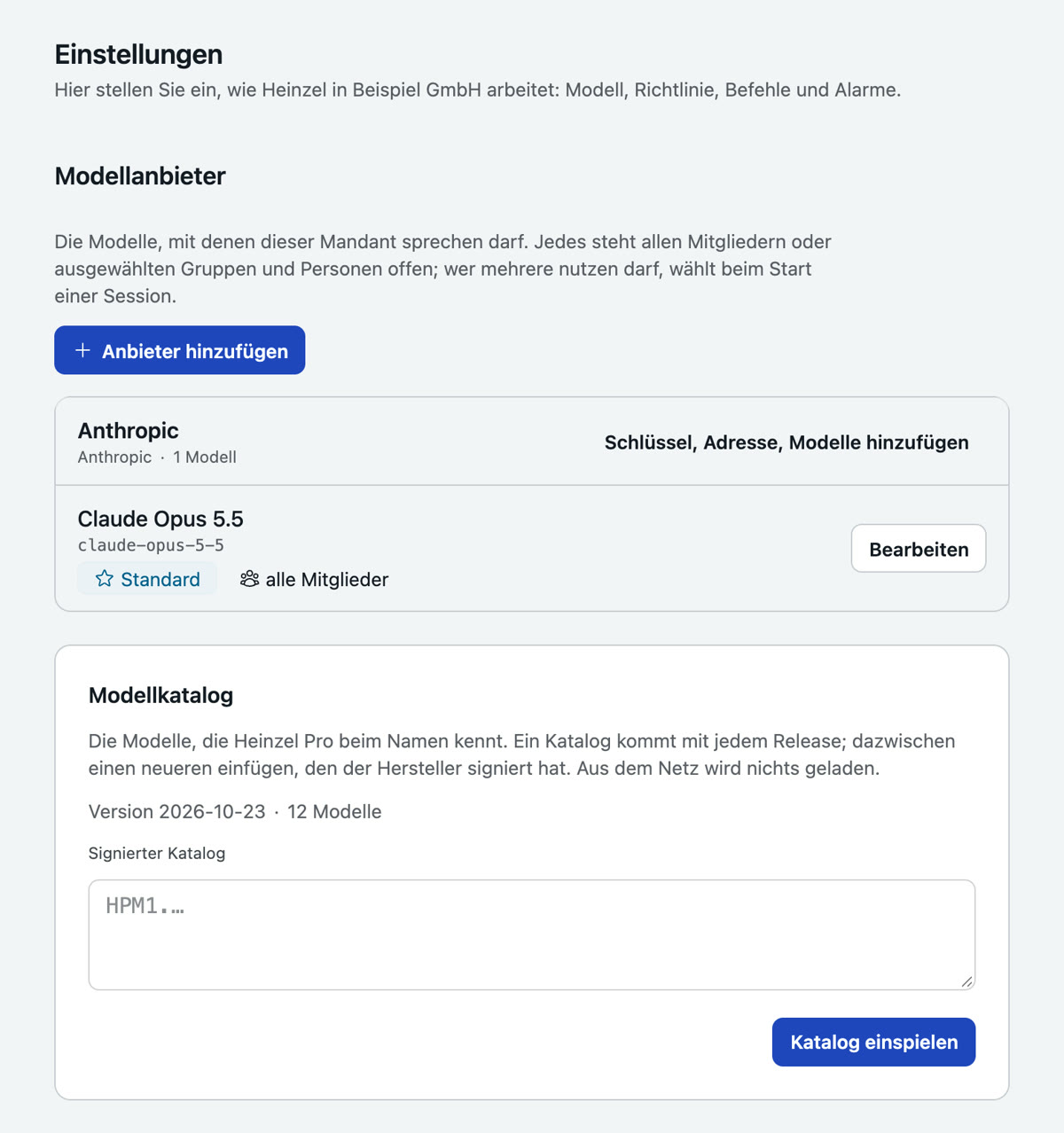 Einstellungen, Modellanbieter: der Anbieter Anthropic mit dem Modell Claude Opus 5.5 als Standard für alle Mitglieder, darunter der Modellkatalog mit Version und einem Feld für einen neueren signierten Katalog