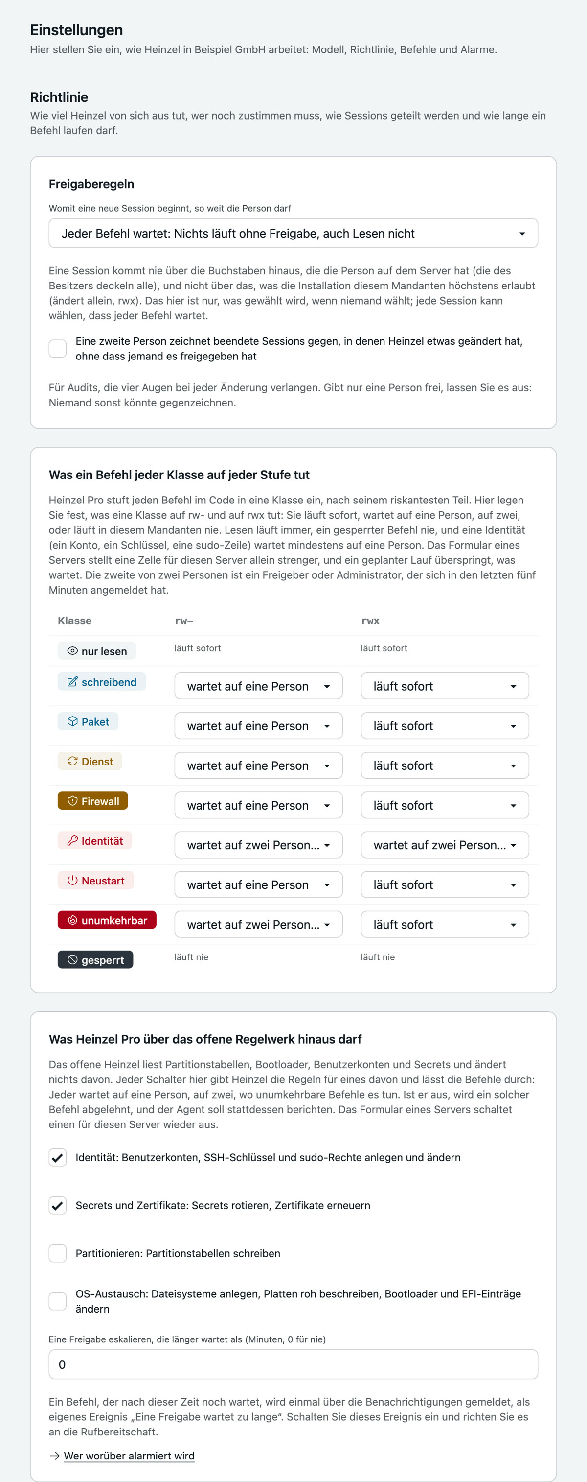 Einstellungen, Richtlinie: die Freigaberegeln mit der Stufe, mit der eine neue Session beginnt, und dem Gegenzeichnen, darunter die Matrix mit einer Zeile je Klasse und einer Spalte je Stufe, dann die vier Fähigkeiten Identität, Secrets und Zertifikate, Partitionieren und OS-Austausch