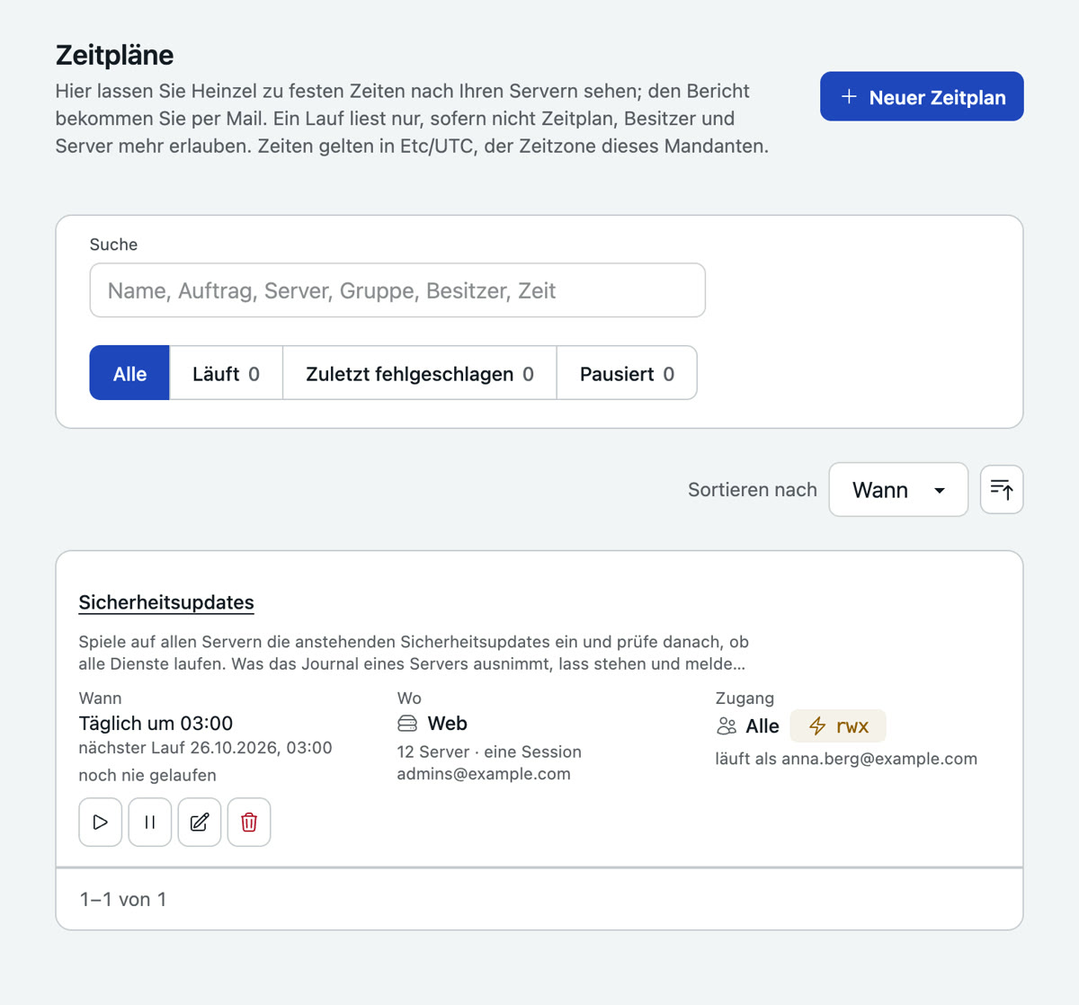 Die Liste der Zeitpläne mit dem Zeitplan Sicherheitsupdates: täglich um 03:00, zwölf Server, Bericht an admins@example.com, Stufe rwx, läuft als anna.berg@example.com, mit Knöpfen zum Starten, Pausieren, Bearbeiten und Löschen